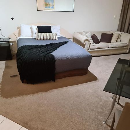 Oceanside Resort Internal Ground Floor Studio Unit Privately Owned In Mt Maunganui No External Window Or Air Conditioning Mount Maunganui Luaran gambar