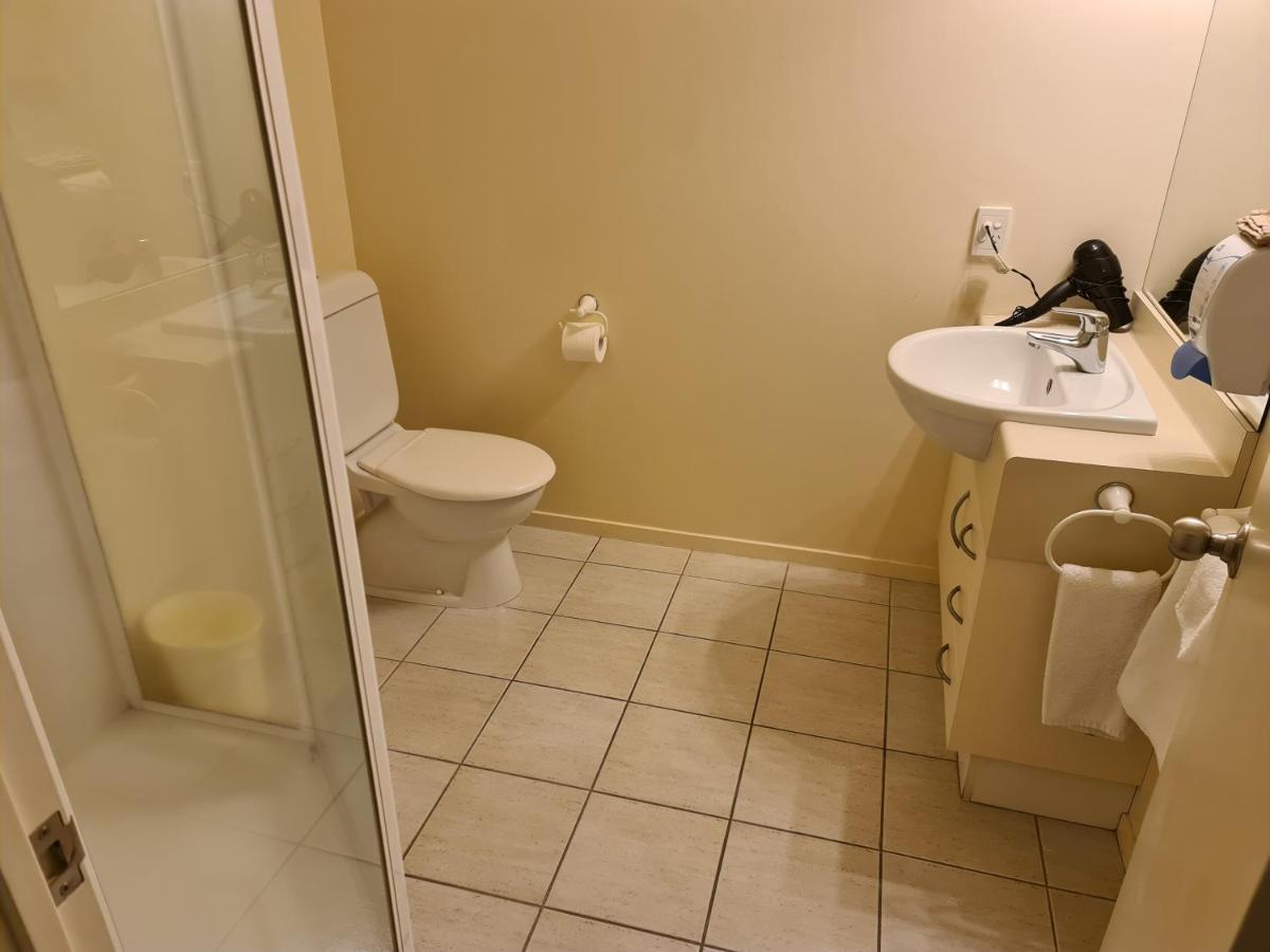 Oceanside Resort Internal Ground Floor Studio Unit Privately Owned In Mt Maunganui No External Window Or Air Conditioning Mount Maunganui Luaran gambar