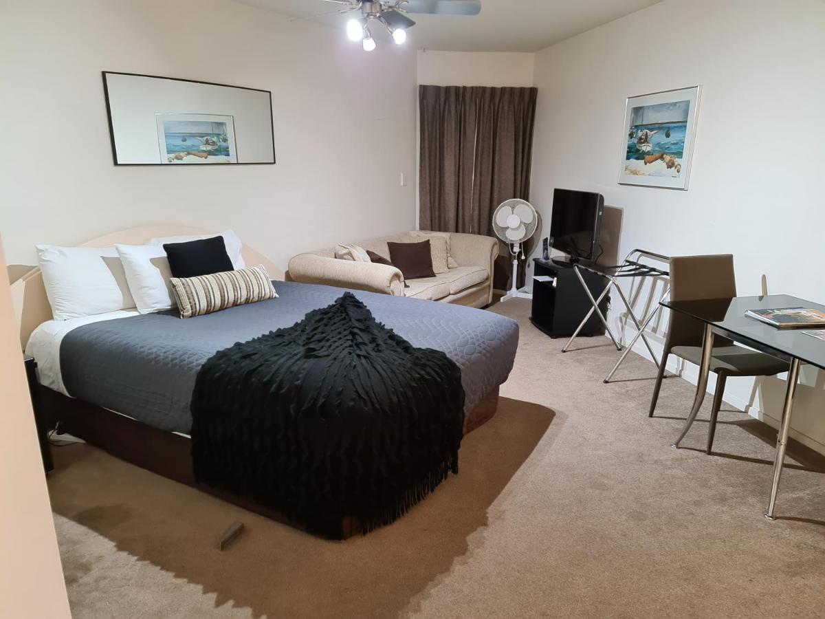 Oceanside Resort Internal Ground Floor Studio Unit Privately Owned In Mt Maunganui No External Window Or Air Conditioning Mount Maunganui Luaran gambar