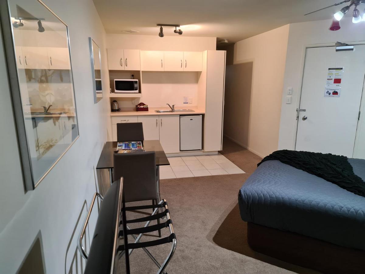 Oceanside Resort Internal Ground Floor Studio Unit Privately Owned In Mt Maunganui No External Window Or Air Conditioning Mount Maunganui Luaran gambar