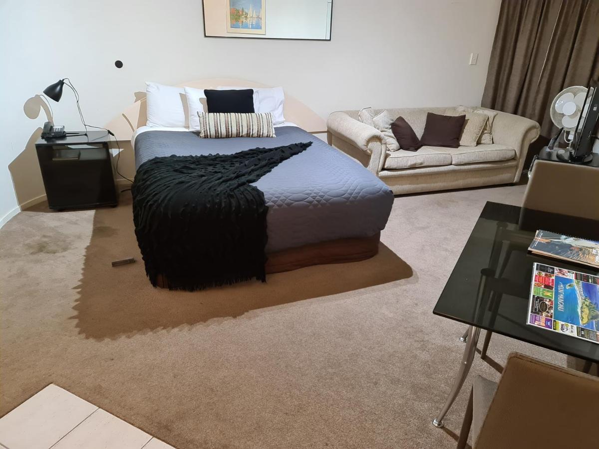Oceanside Resort Internal Ground Floor Studio Unit Privately Owned In Mt Maunganui No External Window Or Air Conditioning Mount Maunganui Luaran gambar