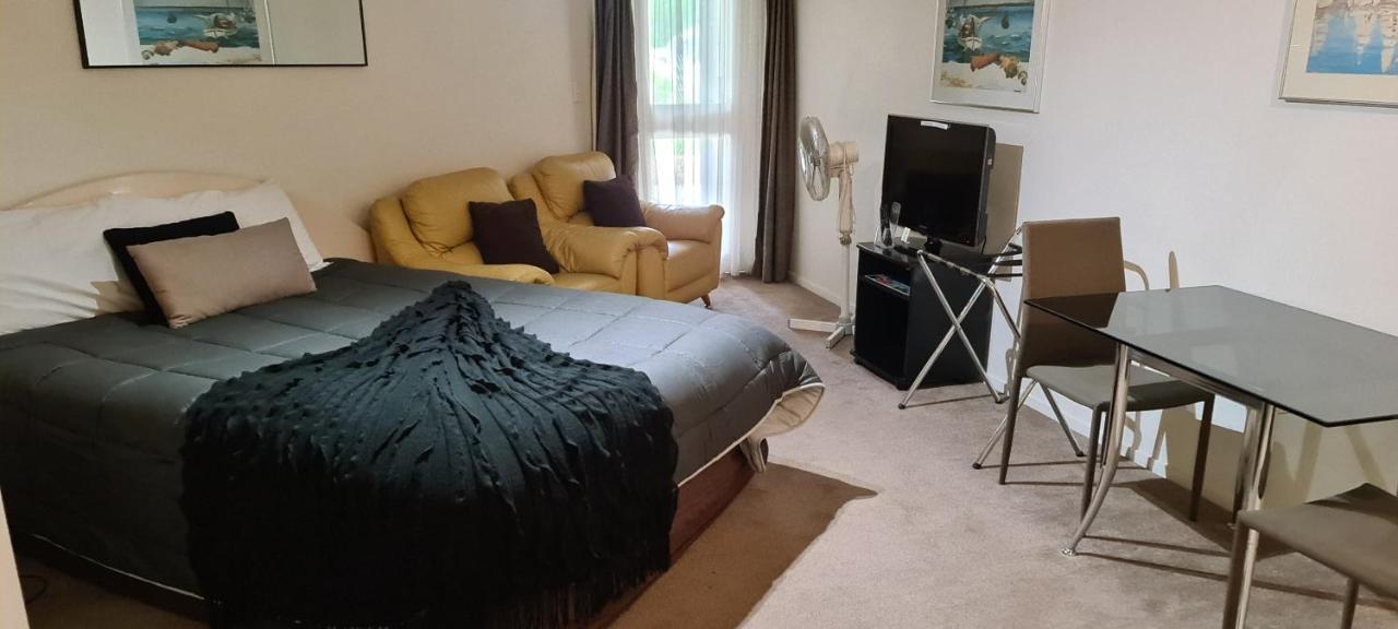 Oceanside Resort Internal Ground Floor Studio Unit Privately Owned In Mt Maunganui No External Window Or Air Conditioning Mount Maunganui Luaran gambar